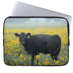Housse Pour Ordinateur Portable Le veau noir dans un champ de tournesols