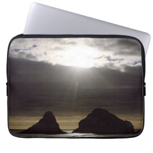 Housse Pour Ordinateur Portable Lune au-dessus des rochers océaniques Oregon