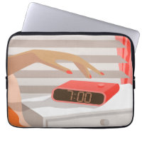 Main des femmes poussant le bouton snooze du révei