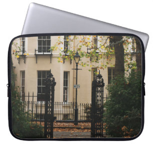 HOUSSE POUR ORDINATEUR PORTABLE MAISON EN BÉTON BLANC ENTOURÉE D'ARBRES DURANT DA