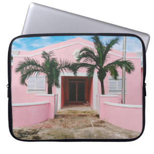 Housse Pour Ordinateur Portable Maison en béton rose et blanc près des arbres vert
