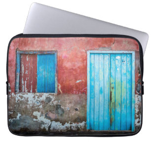 Housse Pour Ordinateur Portable Mur, porte et fenêtre rouge, bleu et gris