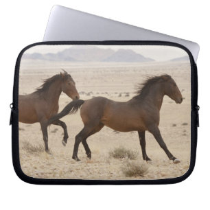Housse Pour Ordinateur Portable Namibie, Aus. Chevaux sauvages courant sur le Nami