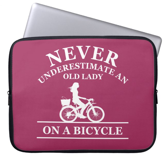 Housse Pour Ordinateur Portable ne jamais sous-estimer une vieille femme à vélo (Devant)