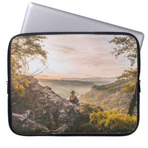HOUSSE POUR ORDINATEUR PORTABLE PERSONNE SUR LA FALAISE PRÈS DE L'ARBRE SUR LA MON