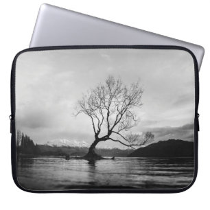 HOUSSE POUR ORDINATEUR PORTABLE PHOTO GRAYSCALE DE L'ARBRE NUIT SUR LE CORPS CALME