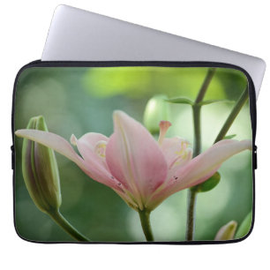 Housse Pour Ordinateur Portable Pink Lily-Bokeh par Shirley Taylor