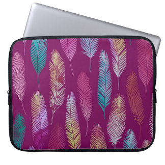 Housse Pour Ordinateur Portable Plumes colorées : motif arrière - plan violet.