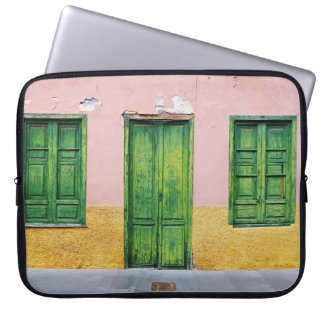 HOUSSE POUR ORDINATEUR PORTABLE PORTE EN BOIS VERT SUR MUR EN BÉTON BLANC