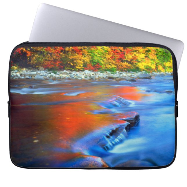 Housse Pour Ordinateur Portable Rivière Swift reflétant les couleurs de l'automne (Devant)