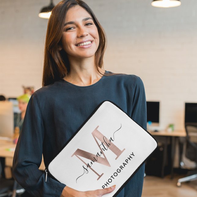 Housse Pour Ordinateur Portable Rose Gold M Monogram Élégant logo signature (Need a different monogram letter? Send a request to the creator.)