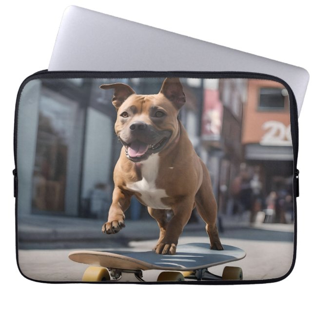 Housse Pour Ordinateur Portable Skateboard Stunt : Un Staffy en déplacement (Devant)