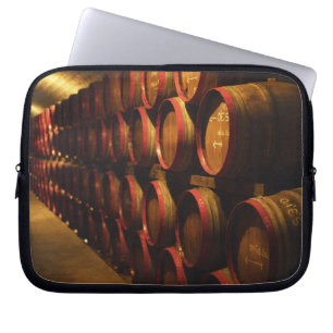 Housse Pour Ordinateur Portable Tonneaux de vin de Tokaj empilés à Disznoko