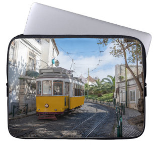 Housse Pour Ordinateur Portable Tramway jaune rétro dans la rue à Lisbonne, Portug