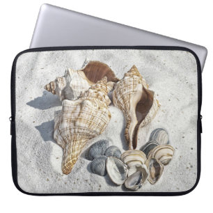 Housse Pour Ordinateur Portable Une collection de coquillages sur le sable