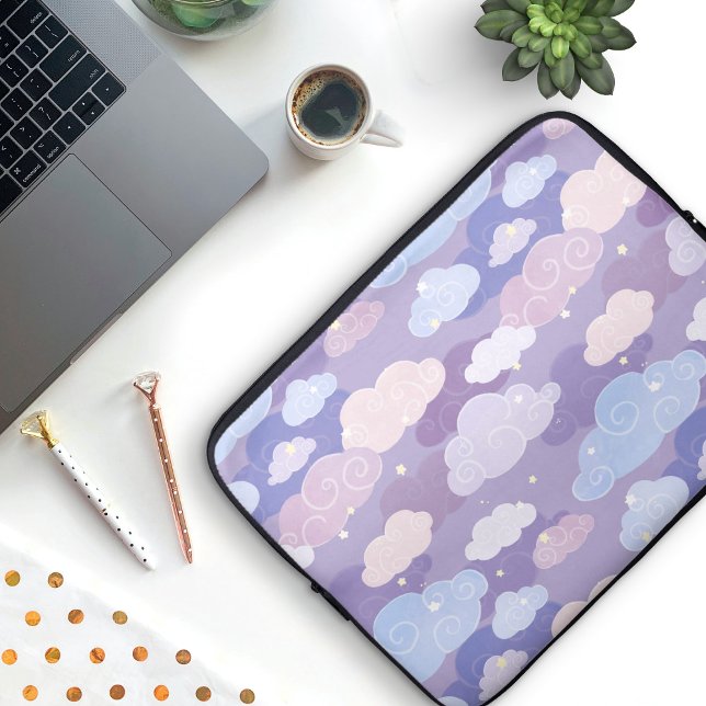 Housse Pour Ordinateur Portable Whimsical Pastel Clouds et étoiles Motif (Whimsical Purple Clouds and Sky Patterned Laptop Sleeve)