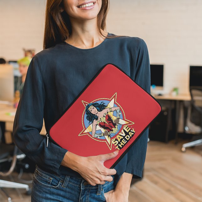 Housse Pour Ordinateur Portable WW84 | Save the Day Wonder Woman Retro Comic Art (Person holding laptop sleeve)