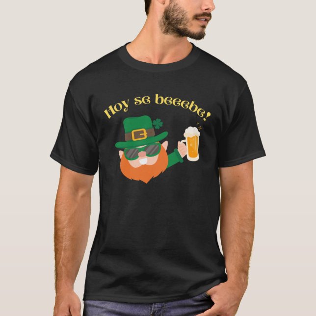 Hoy se bebe St Patrick Day leprechaun Dominican T-Shirt (Front)