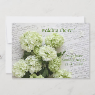hydrangeas blancs sur invitation de douche de mari