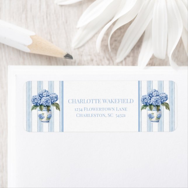 Hydrangeas Bleus et Blancs sur Monogramme à Rayure (En situation)