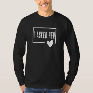 I Asked Her Groom Bride Engagement Husband Wife En T-Shirt
