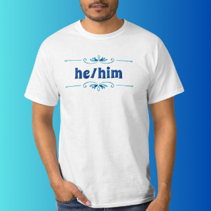 Il a des nuances de T-shirt bleu en fibre