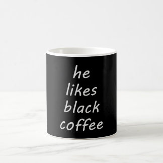 Il aime la tasse de café noir