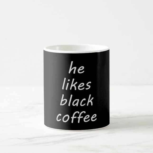 Il aime la tasse de café noir (Centre)