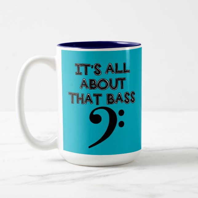 Il est tout au sujet de cette tasse basse (Gauche)