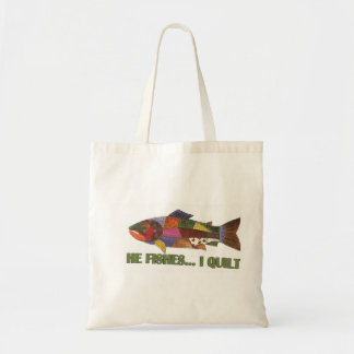 Il pêche le sac fourre-tout à édredon d'I