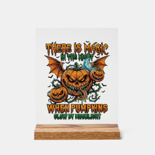 Il y a des citrouilles de monstre d'Halloween magi