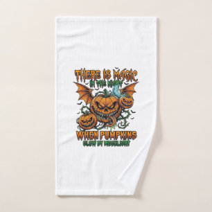 Il y a des citrouilles de monstre d'Halloween magi