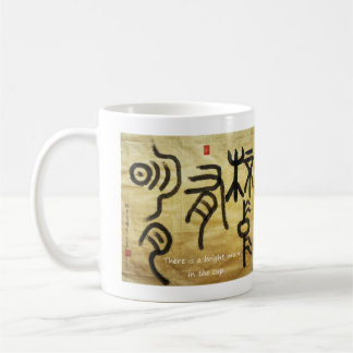 Il y a une lune brillante dans la tasse