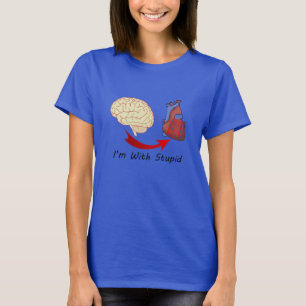 Im avec le T-shirt stupide de coeur et de cerveau
