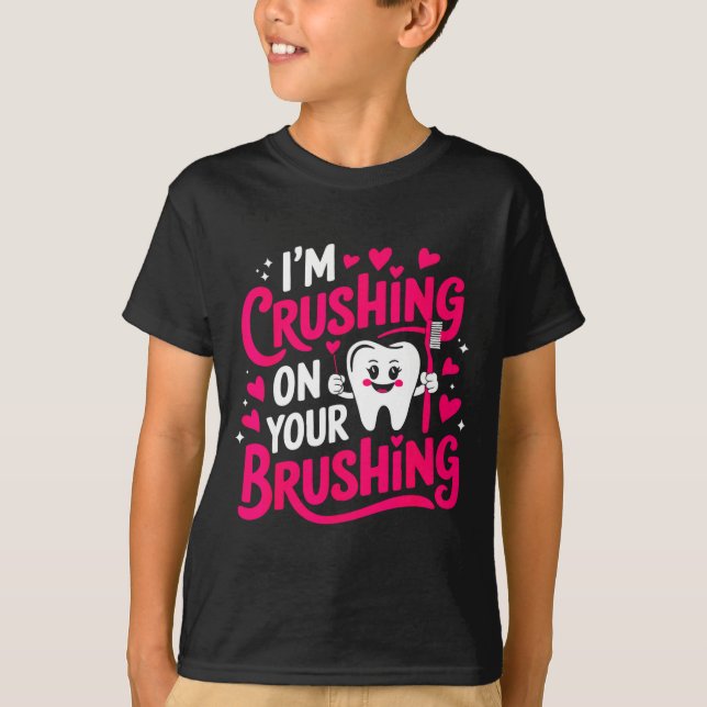 Im Crushing On Your Brushing Funny Dental Valentin T-Shirt (Front)