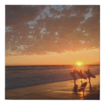 Plage de Venice Surfers au coucher de soleil avec 
