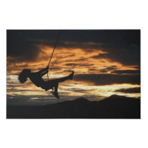 Silhouette du coucher de soleil de la fille sur le