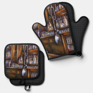 Implicitly Understood Oven Mitt & Pot Holder Set