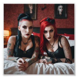 Impression Photo 2 filles de tatouage Goth allongées sur un lit