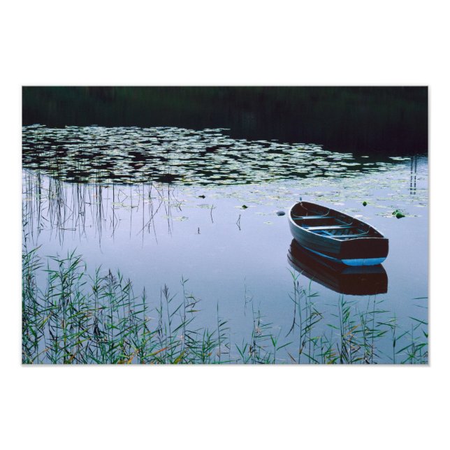Impression Photo Bateau à roues sur un petit lac entouré d'eau (Devant)