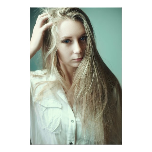 Impression Photo Blue Eye Blond Girl jouant avec les cheveux (Devant)
