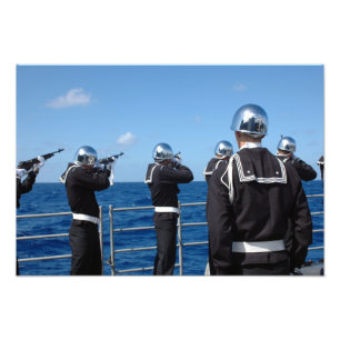 Impression Photo Des marins lancent un salut d'armes lors d'un ente