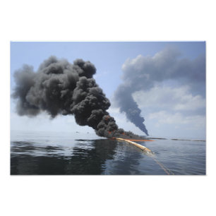 Impression Photo Des nuages sombres de fumée et de feu émergent