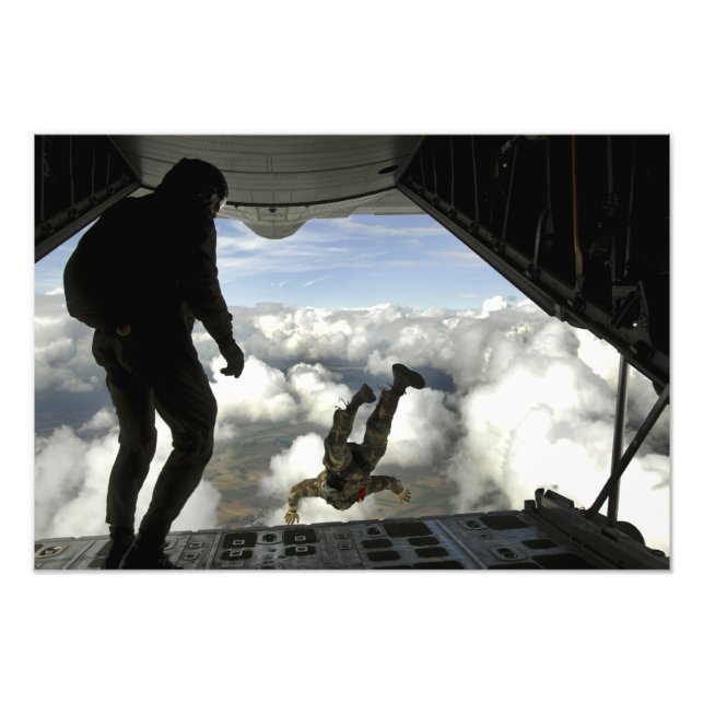 Impression Photo Des parachutistes sautent à l'arrière d'un C-130 (Devant)