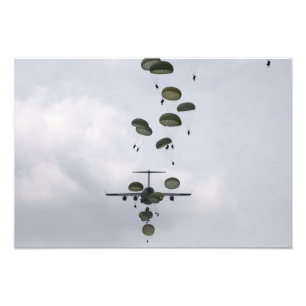 Impression Photo Des soldats de l'armée sautent d'un C-17 Globemast