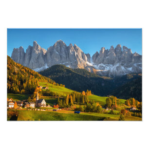 Impression Photo Église et village avec paysage de montagnes