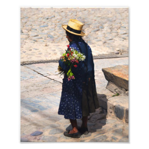 Impression Photo Femme péruvienne tenant des fleurs