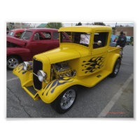 Flammes noires de voiture jaune