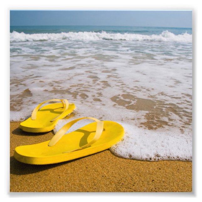 Impression Photo Flip Flops jaunes sur la plage (Devant)