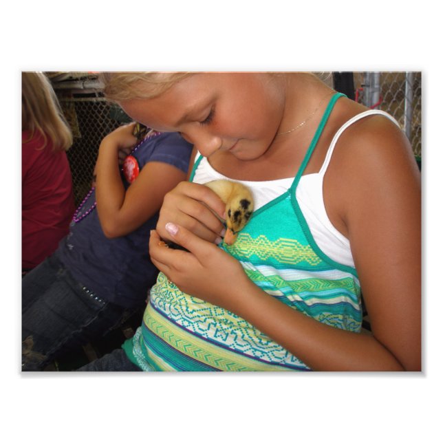 Impression Photo Jeune fille tenant un bébé canard (Devant)